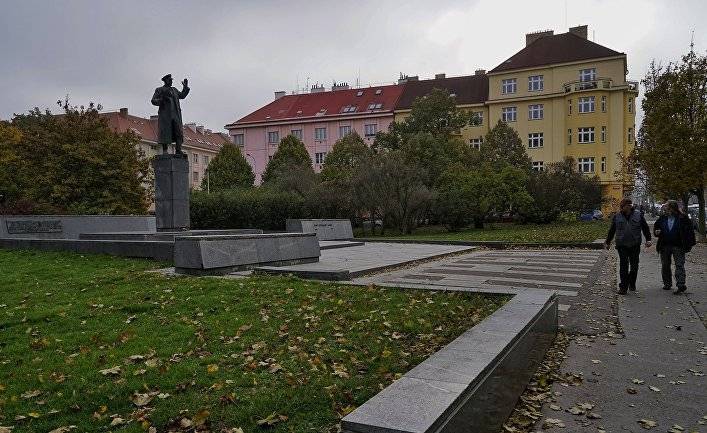 The Guardian (Великобритания): статуя генерала Красной Армии в Праге закрыта брезентом, чтобы уберечь ее от вандалов