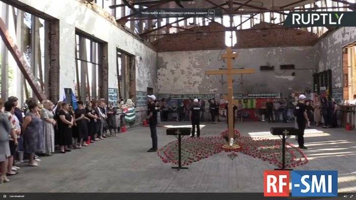 В Беслане проходит траурная церемония в память о погибших при захвате школы №1