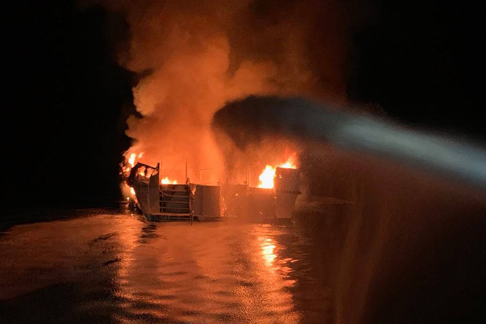 У побережья Калифорнии загорелось пассажирское судно, 34 человека пропали без вести