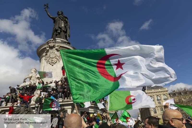 В Алжире призывают к мирному решению ливийского кризиса