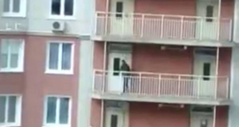 Мужчина в Подмосковье открыл стрельбу с балкона жилого дома