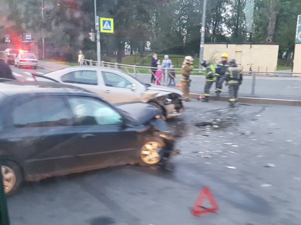 Два легковых автомобиля пострадали в ДТП на улице Бабушкина