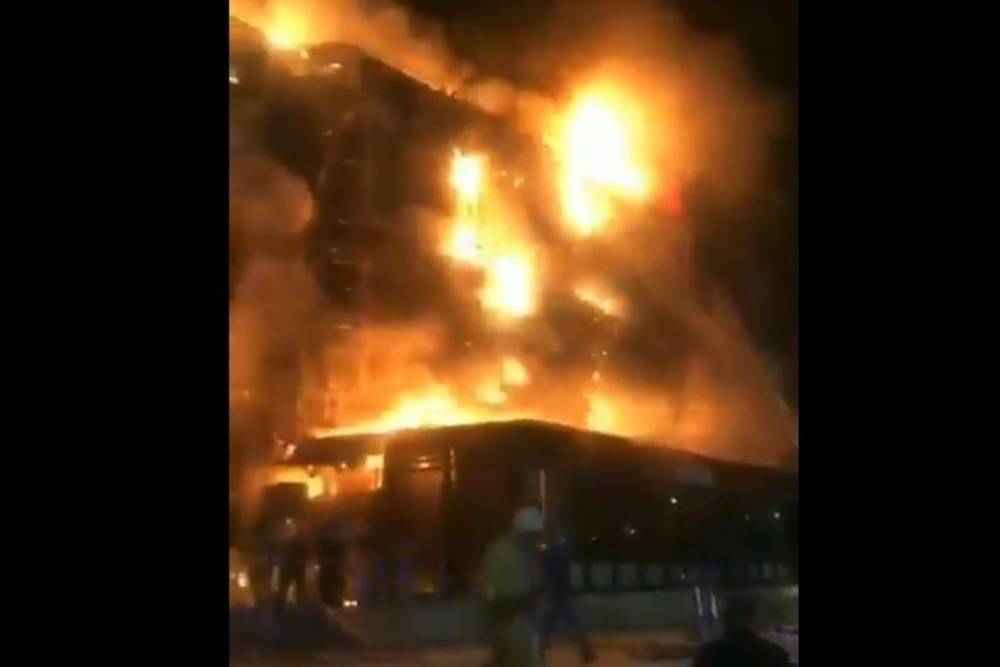 Опубликовано видео крупного пожара в ТЦ "Гранд Парк" в Грозном