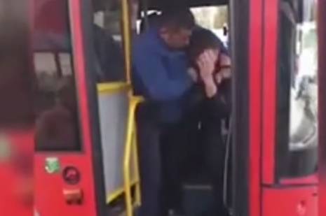 Видео: шофер избил пассажира автобуса в Казани