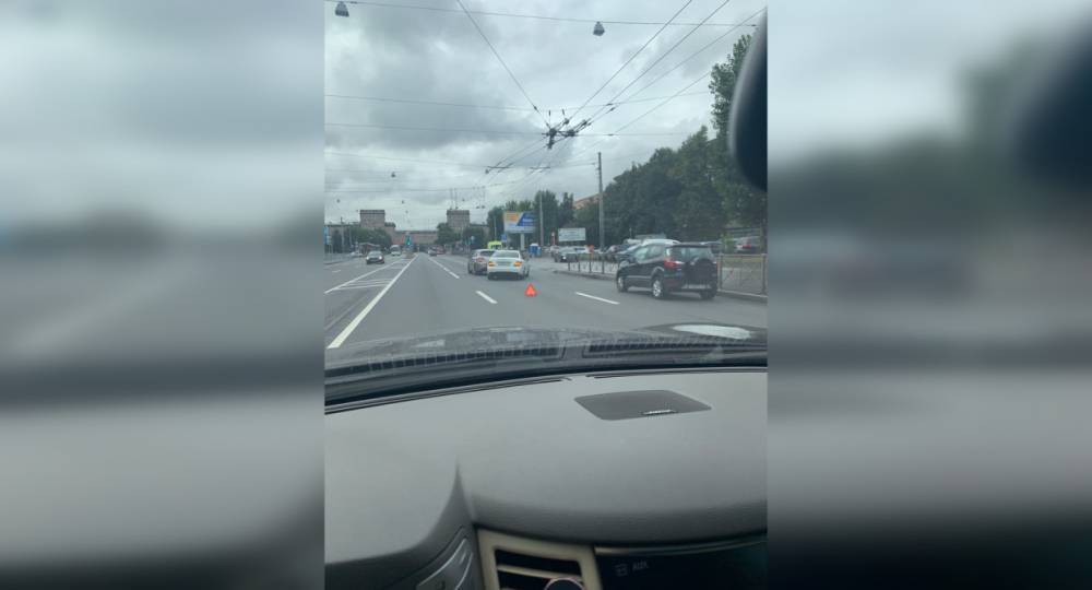 Mercedes и Citroen столкнулись на проспекте Стачек в Петербурге