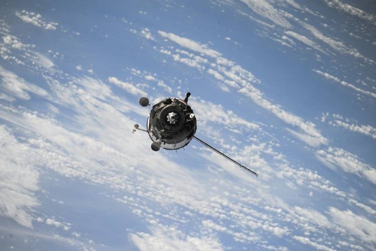 Американскому аппарату удалось избежать столкновения с советским спутником на орбите