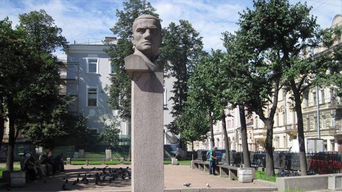 Вандалы испортили памятник Владимиру Маяковскому в центре Петербурга