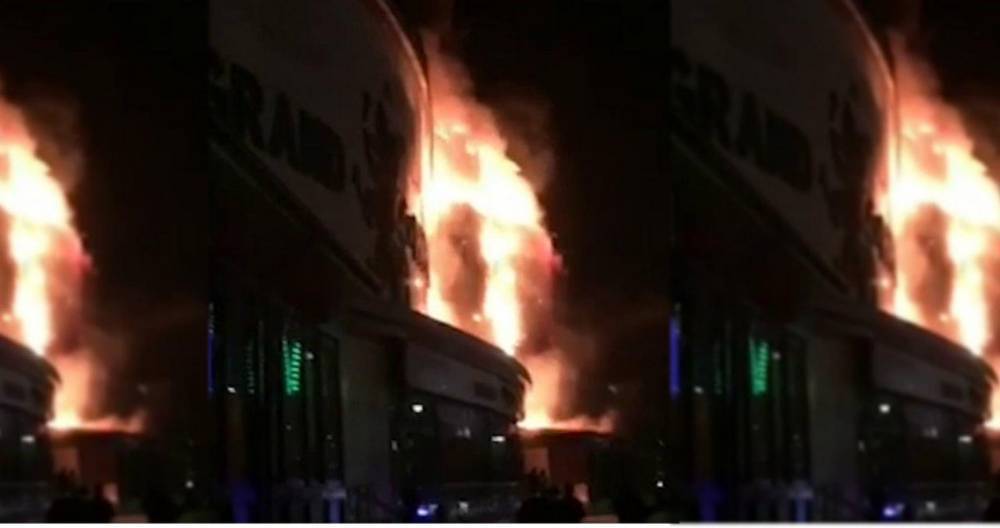 Крупный торговый центр загорелся в Грозном