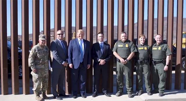 Скалолазы не смогли забраться на стену Трампа на границе с Мексикой