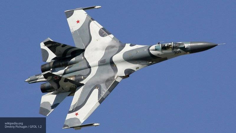 Уникальные кадры маневров истребителя Су-27 между скал в Крыму утекли в Сеть