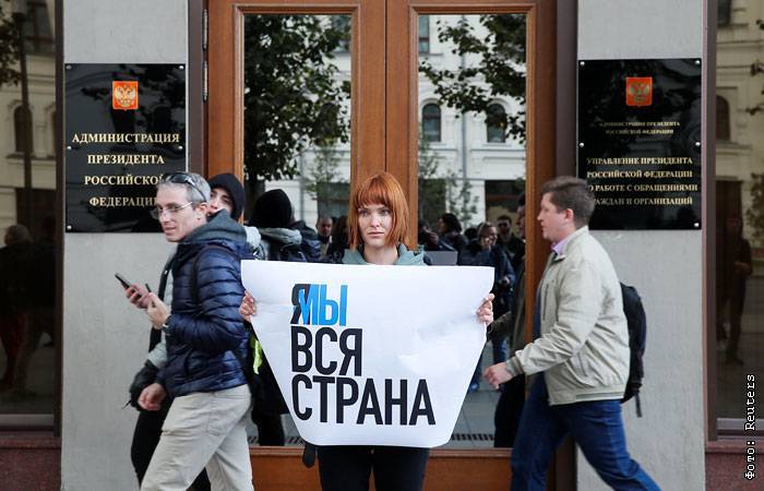 Песков не смог ответить, почему пикеты в поддержку Устинова проходят у администрации президента