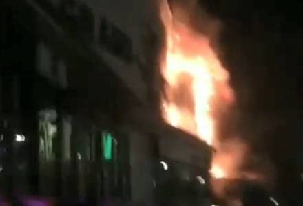 Видео: серьезный пожар охватил ТЦ Гранд Парк в Грозном