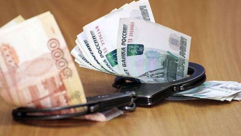 В получении крупной взятки подозревают чиновника налоговой службы в Ростове-на-Дону