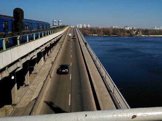 В Киеве мужчина пригрозил взорвать мост и открыл стрельбу