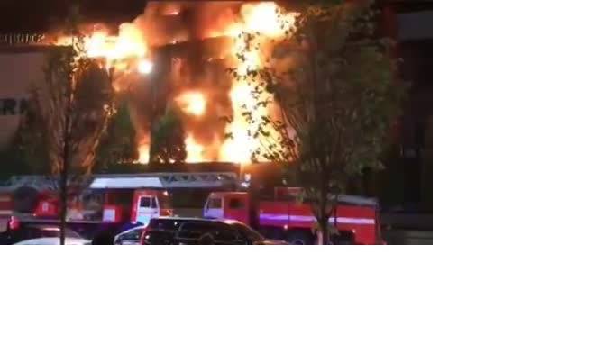 В Грозном потушили пожар в крупнейшем торговом центре Чечни