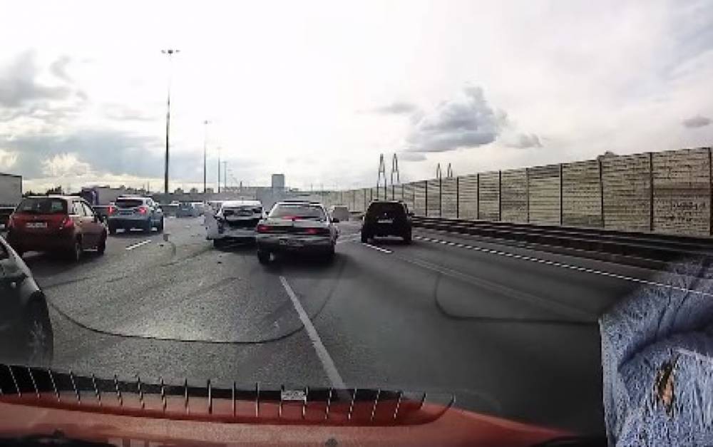 Момент массового ДТП на КАД перед Вантовым мостом попал на видео