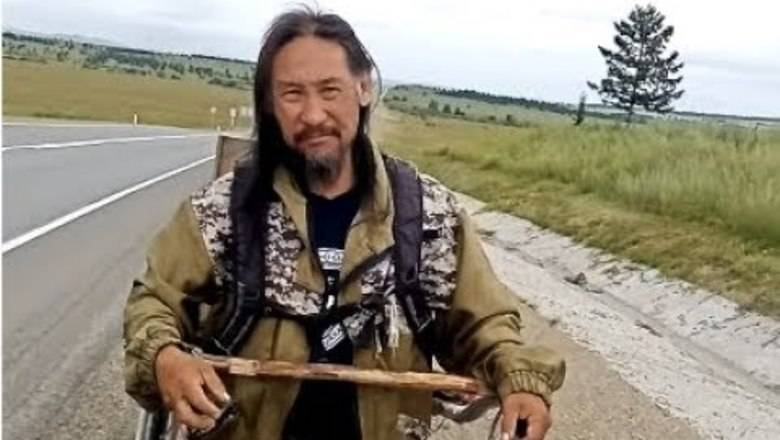 "Изгоняющий Путина": якутского шамана задержали на марше в сторону Кремля