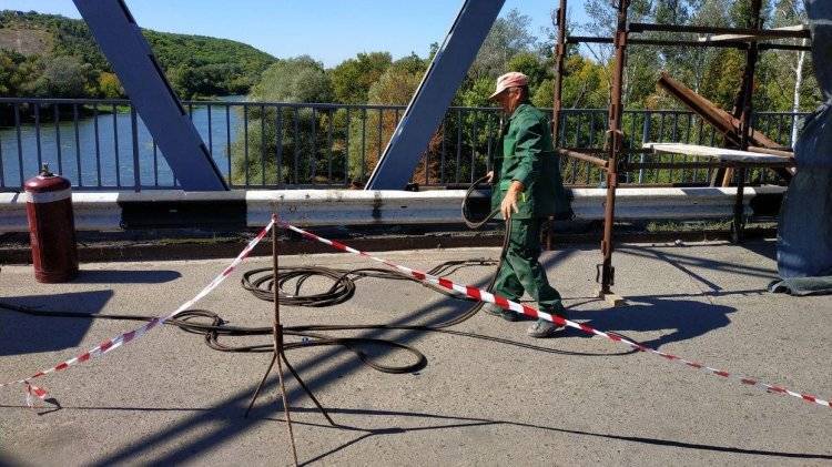 Неизвестные пытались взорвать опоры Луганского моста