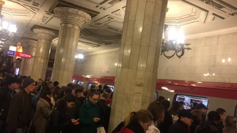 В метро Петербурга назвали причину утреннего сбоя на красной ветке