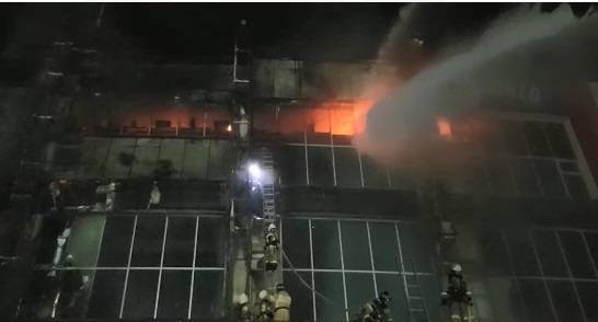 Видео: спасатели тушат крупный пожар, охвативший ТЦ в Грозном