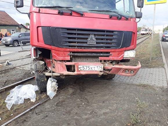 В Челябинске грузовик снес остановку. Есть пострадавшие