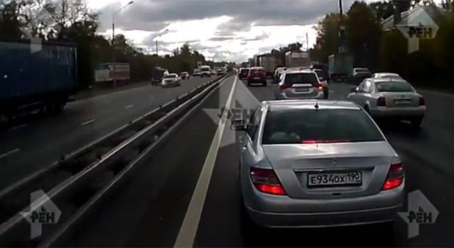 Видео: автомобиль не пропустил скорую с ребенком в Москве