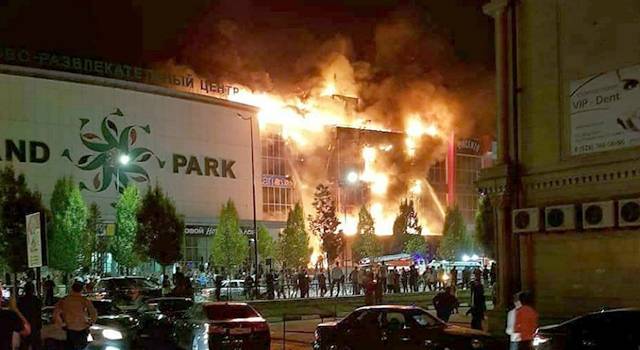 Прокуратура начала проверку после пожара в ТЦ "Гранд Парк" в Грозном