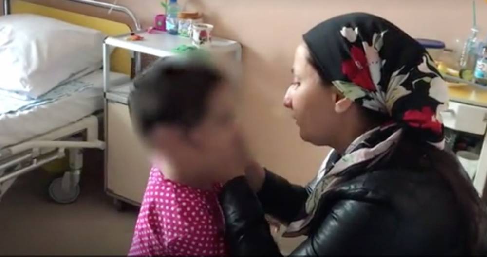 Избитая в Ингушетии девочка впервые за год встретилась с матерью