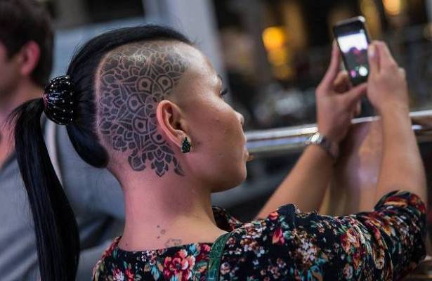 Депутат Госдумы предложил запретить подросткам делать себе татуировки