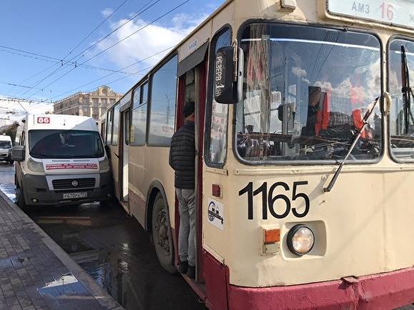 В центре Челябинска — ДТП с участием маршрутки и троллейбуса