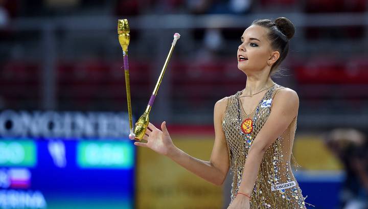 Дина Аверина выиграла золото в упражнениях с булавами