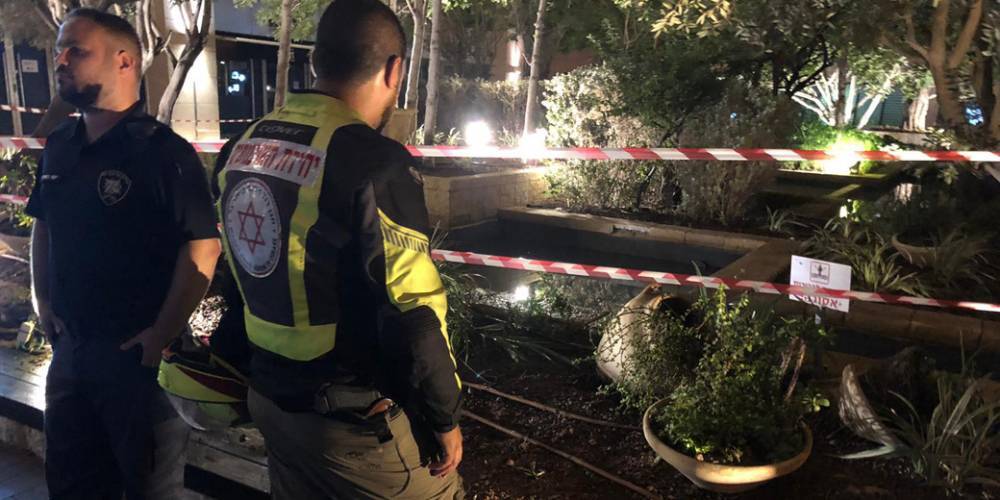 Четыре человека получили удар током в декоративном бассейне в Тель-Авиве