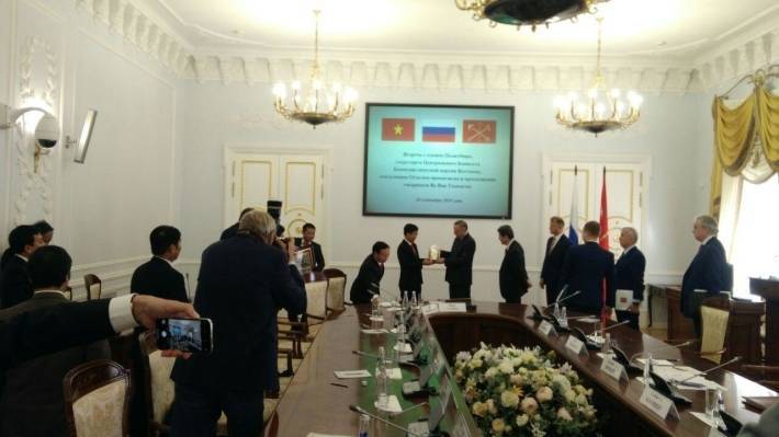 Беглов обсудил туризм, авиасообщение и новую гостиницу с секретарем ЦК компартии Вьетнама