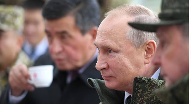 Путин и Жээнбеков отведали хлеб из полевой хлебопекарни
