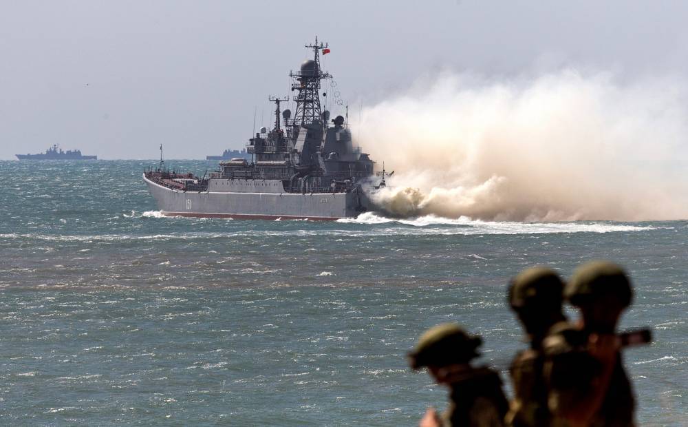 Корабли Каспийской флотилии отразили удар противника на учениях