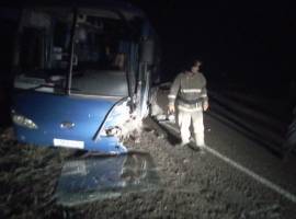 Два человека погибли при столкновении легковушки и автобуса на Алтае