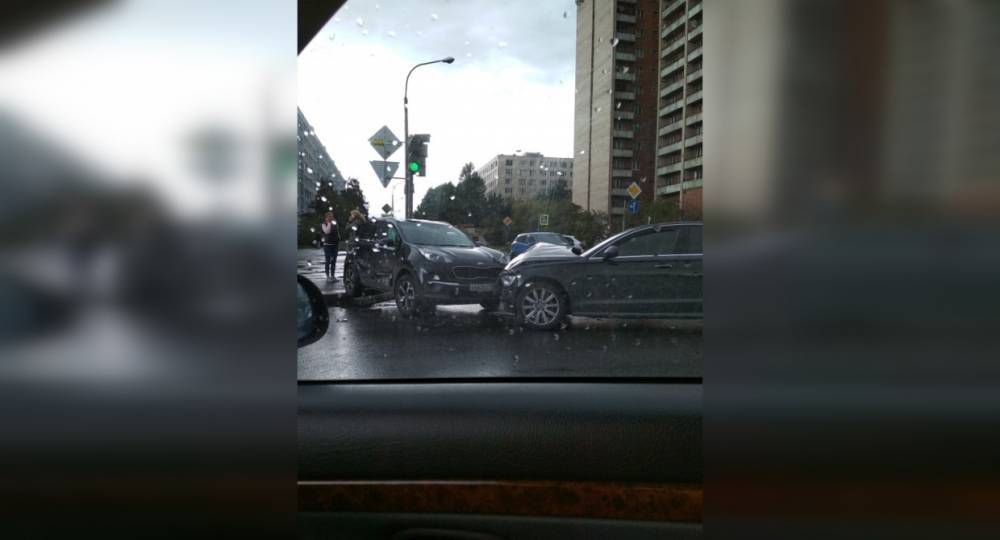 Kia и Audi повстречались под дождем на перекрестке Большевиков и Антонова-Овсеенко