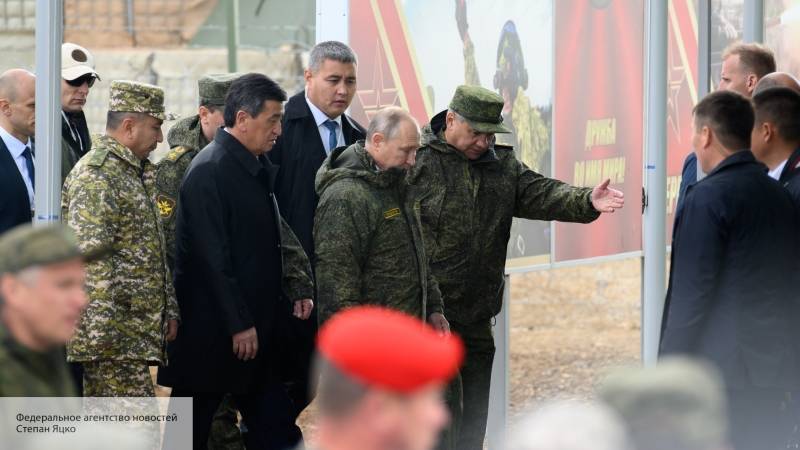 Путин отведал армейского хлеба из полевой кухни на учениях «Центр-2019»