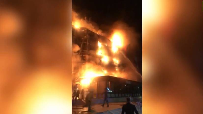 Пожар в торговом центре в Грозном — видео