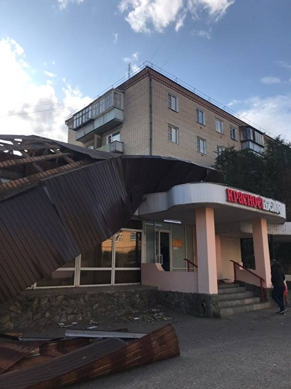 В Троицке штормовым ветром снесло крышу магазина «Красное &amp; Белое»