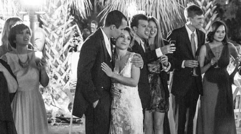 Гости на свадьбе затмили молодоженов, сделав бесшабашное селфи на фоне свадебного снимка