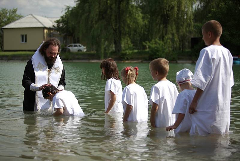 Священник выступил против крещения детей, родившихся благодаря ЭКО