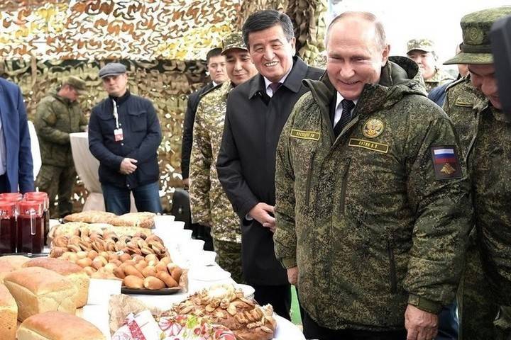 Путина накормили пирогами на учениях "Центр-2019"