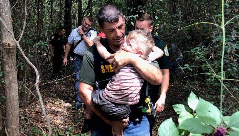 Служебные собаки нашли малыша с аутизмом, который потерялся в лесу, за 30 минут