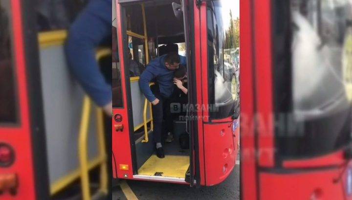 Водитель казанского автобуса избил буйного пассажира