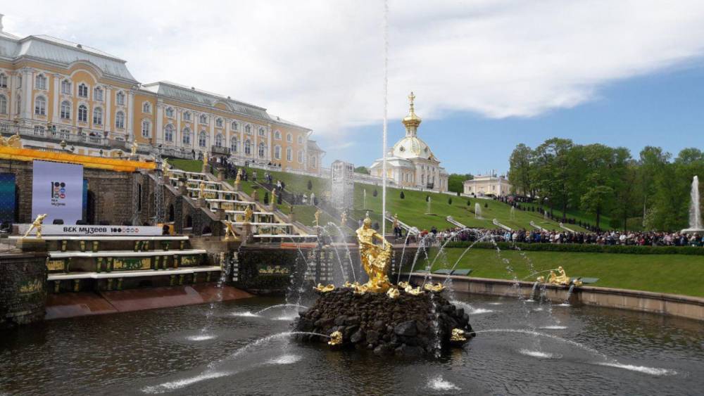 Петергоф покажет мультимедийное шоу к юбилею Екатерине II на осеннем празднике фонтанов