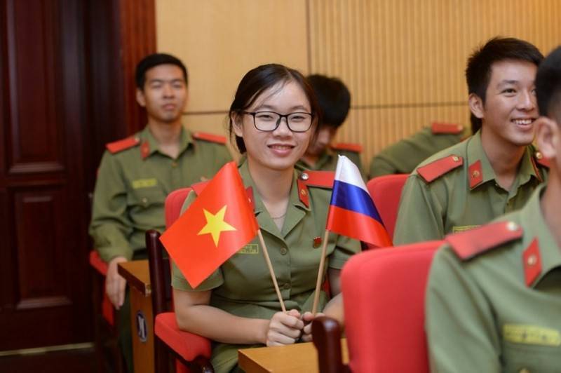 Колокольцев встретился с офицерами Вьетнама, которые учились в России