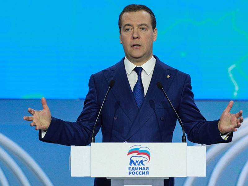Медведев призвал чиновников мечтать, решая вопросы развития городов