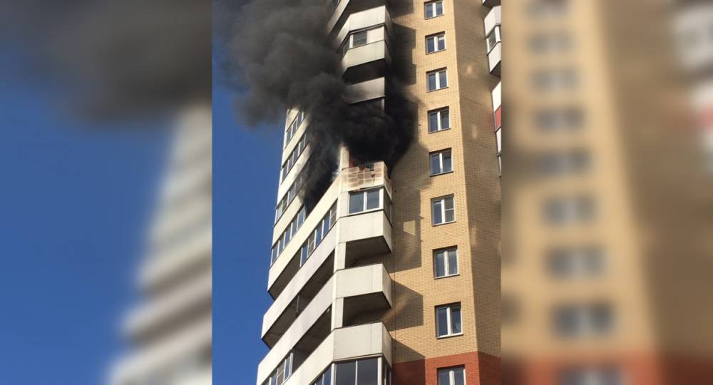 На Октябрьской набережной Петербурга загорелась квартира в многоэтажке