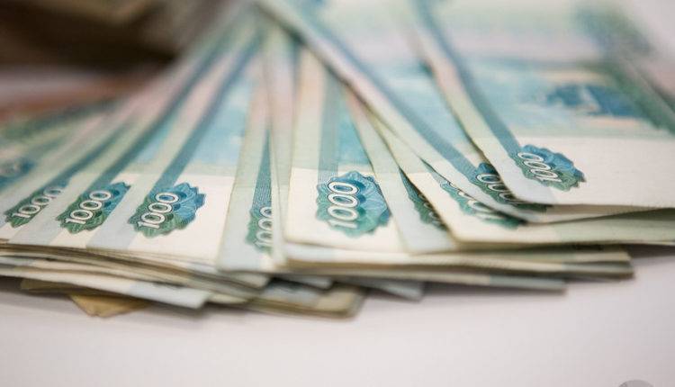 Роструд назвал регионы и отрасли с зарплатой от 80 тысяч рублей